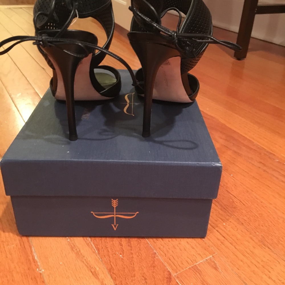 POUR LA VICTOIRE black leather lasercut heels - Picture 5 of 8
